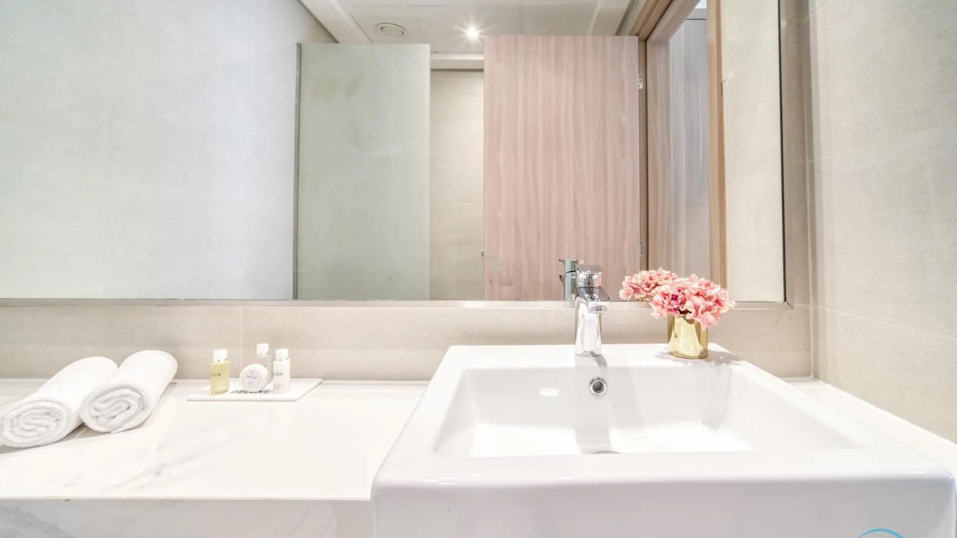 Decent 1Br At Azizi Riviera 17, Al Merkadh By Deluxe Holiday Homes Dubai Apartment